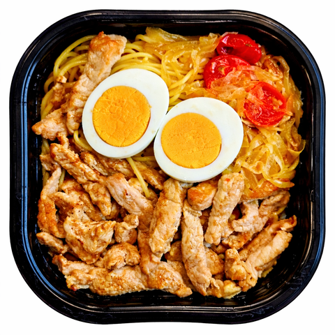 Pasta, huevo cocido, tiras de lomo, tomate cherry y cebolla