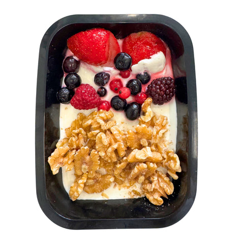 Yogur griego con frutos rojos y nueces